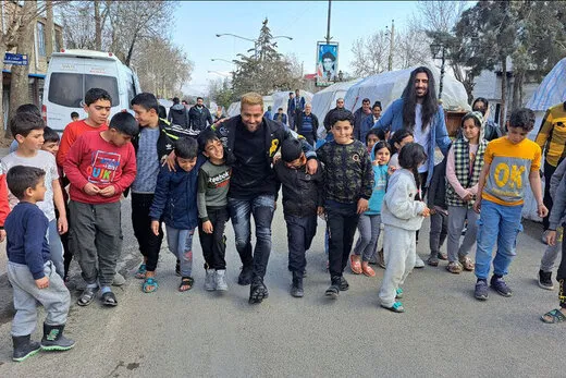 حضور ماکان‌بند در میان زلزله‌زدگان خوی