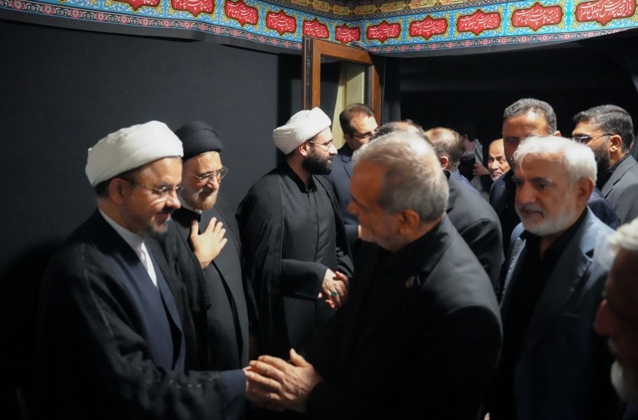 تصاویری از حضور پزشکیان در مراسم روضه خانگی شهید لاریجانی