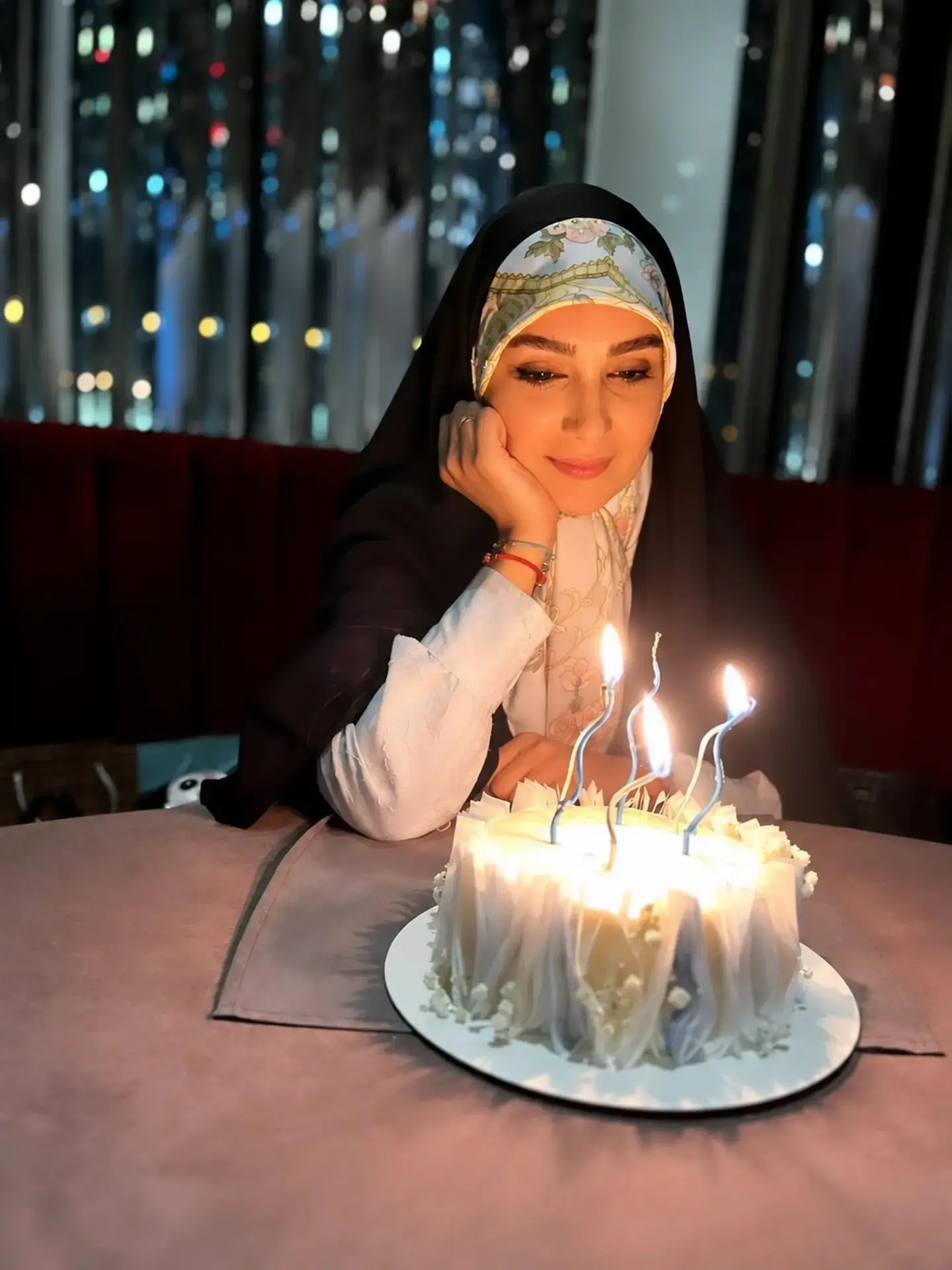 عکس/جشن تولد خانم مجری صداوسیما در یک کافه