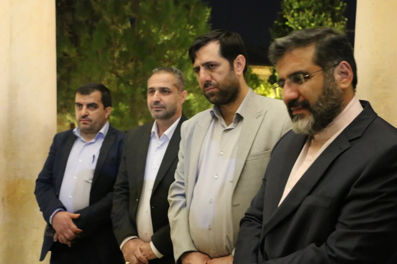 فیلم/ ترکی صحبت‌کردن وزیر فرهنگ در کنار آرامگاه حافظ شیرازی