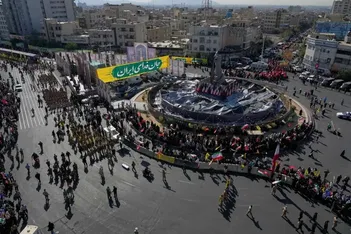 عکس پرحاشیه خبرگزاری صدا و سیما از زن بی حجاب در همایش جانفدایان