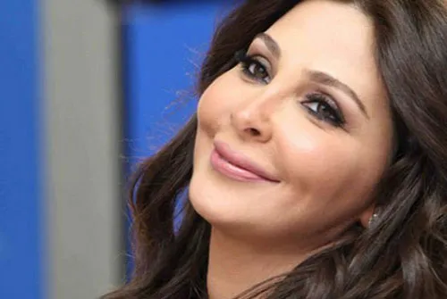 خواننده زن عرب با جلیقه ضدگلوله روی سن رفت