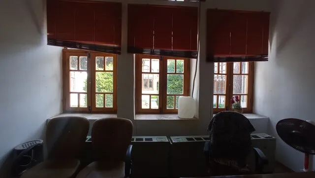 به نظر می رسد که متولیان برخی اماکن عمومی مانند موزه هنرهای تزئینی معاصر در اصفهان خانه بدون انجام خانه تکانی به استقبال نوروز رفته اند.
