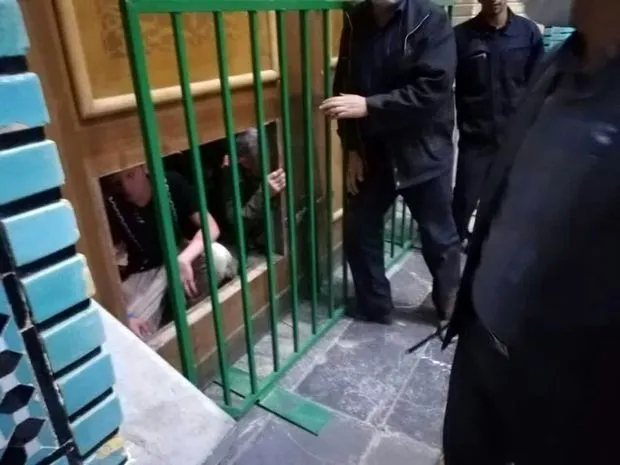شکستن درب حرم حضرت معصومه (س) + عکس و ویدئو