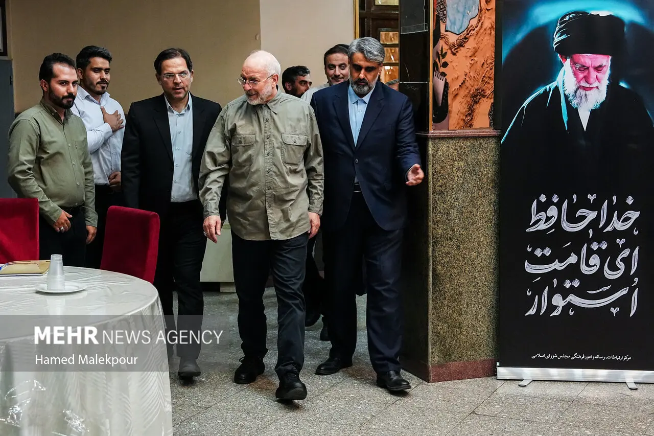 تصاویر حضور سرزده قالیباف در مراسم روز خبرنگار
