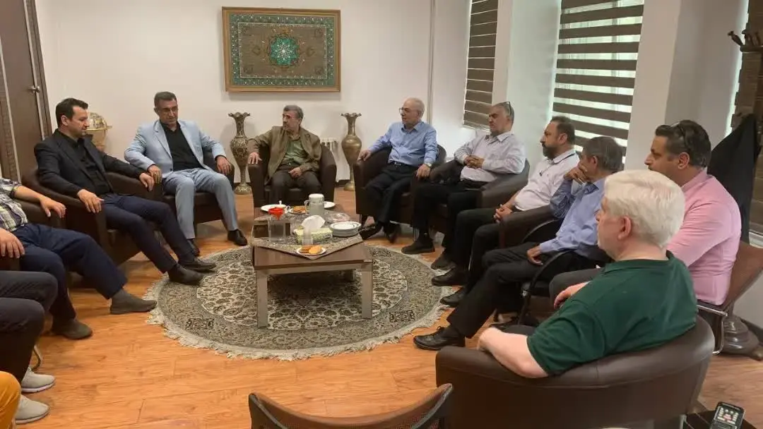 احمدی‌نژاد دوستانش را دور خود جمع کرد