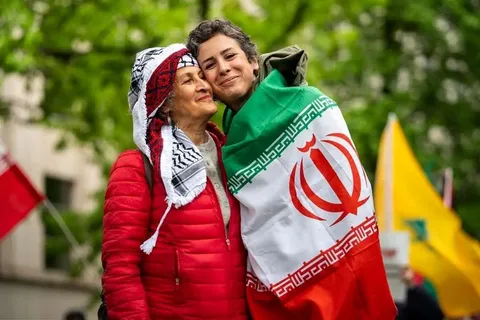 تجمع ایرانیان و فعالان ضدجنگ در پاریس