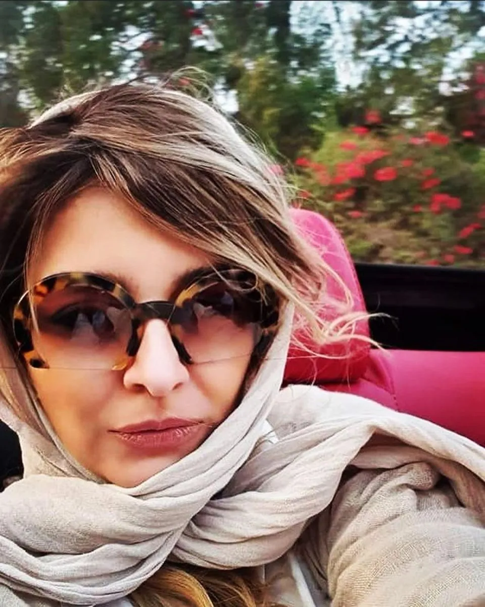 ساره بیات سوار بر ماشین لاکچری صورتی + عکس