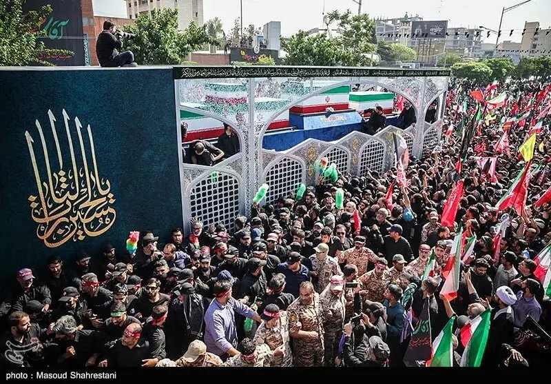 تصاویری از بدرقه رهبر شهید انقلاب در میان مردم