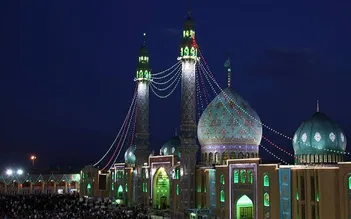عکس/آغاز اقامه نماز بر پیکر رهبر شهید در مسجد جمکران