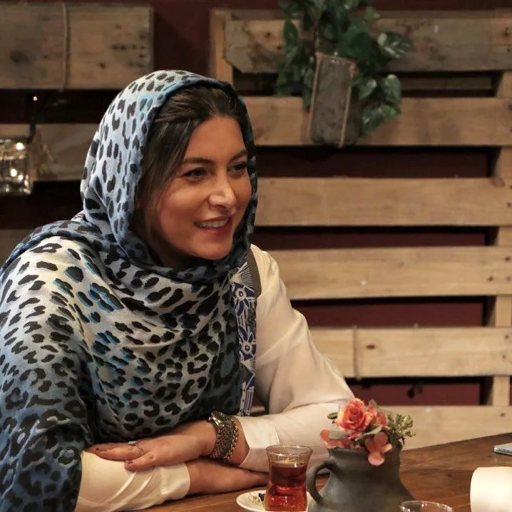 چهره جدید فریبا نادری در یک کافی شاپ+عکس