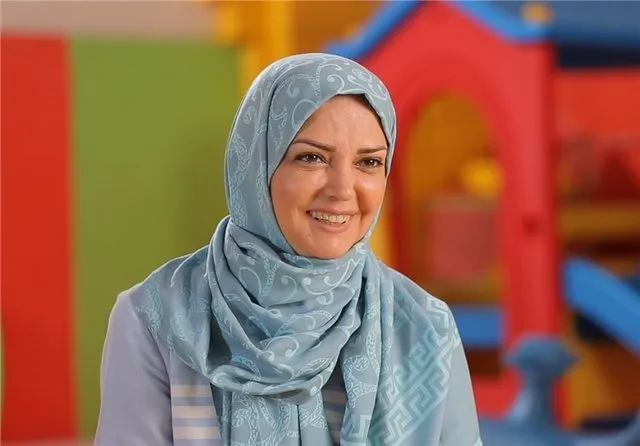 عکس/تیپ شاد مجری محبوب دهه ۶۰ در یک مراسم هنری