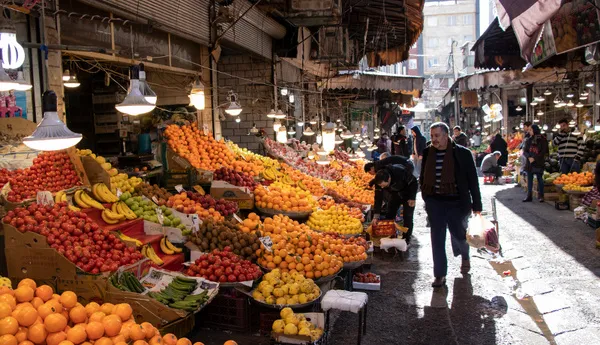 فراوانی میوه در بازار نشانه کاهش قدرت خرید مردم است