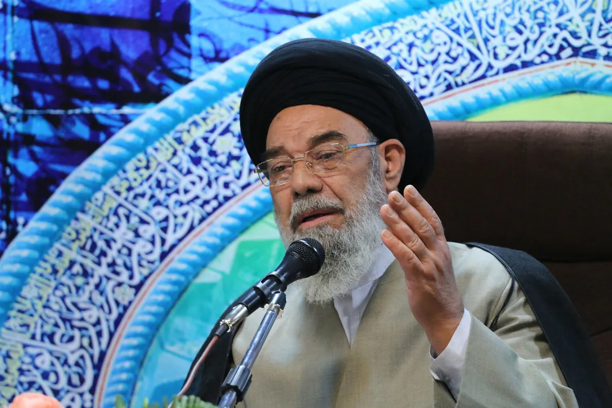 امام جمعه اصفهان: مردم بروند و بساط روزه خواران را به هم بریزید