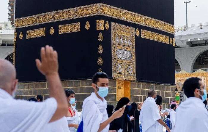 کتک‌کاری عجیب زائران در خانه خدا! + فیلم