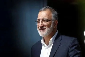 عکس/موبایل پرحاشیه زاکانی در مناظره اول