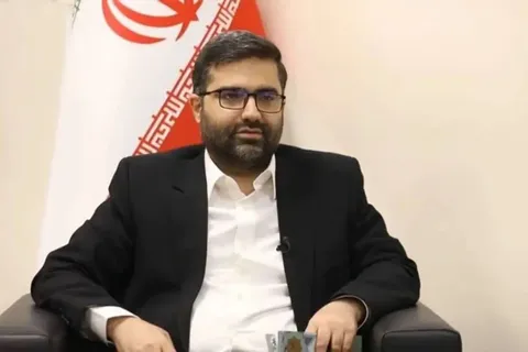 سقاب اصفهانی با یک ژست خاص در قاب دوربین‌ها