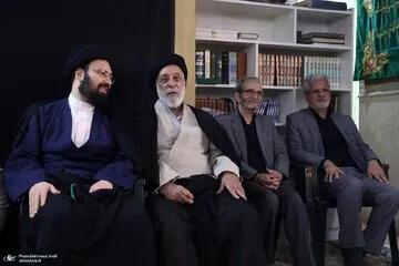 عکسی از هم‌نشینی برادر رهبر انقلاب و سیدعلی خمینی