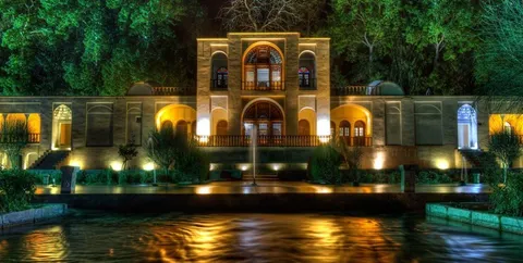 مسافران نوروزی در باغ شاهزاده کرمان