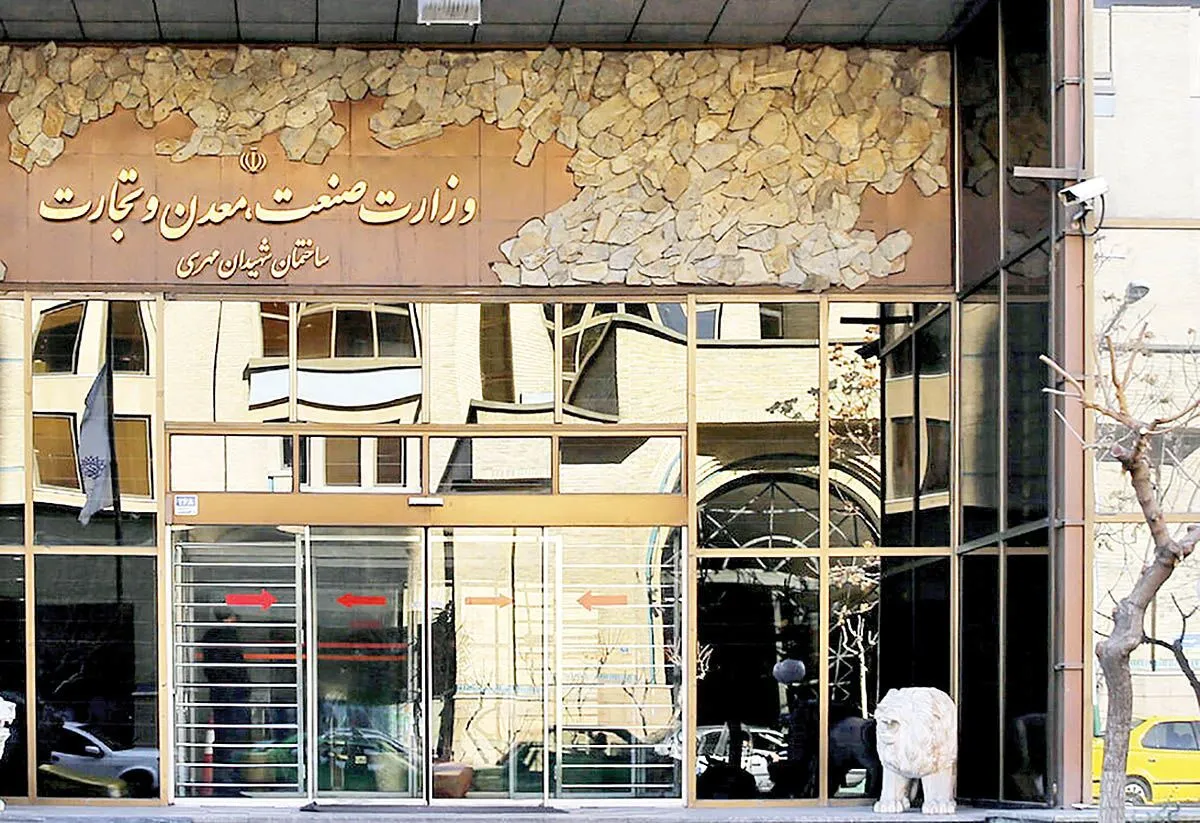 جایگاه فرش را با اسباب بازی اشتباه گرفته و تنزل داده‌اند/ هنر ایرانی به قهقرا می‌رود؟