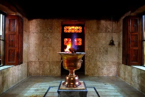 عکس/ آتش عجیب ۱۵۵۲ ساله آتشکده یزد