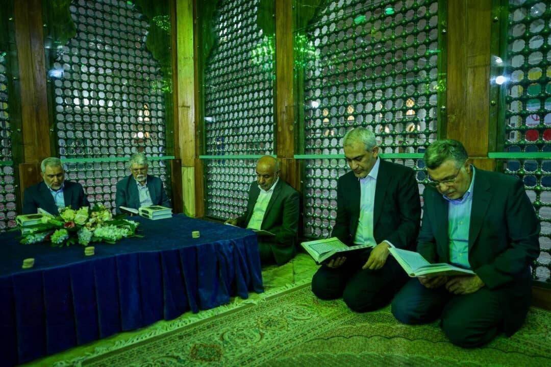 حضور وزیر اقتصاد در آیین تجدید میثاق دولت با آرمانهای امام راحل و شهدا حضور وزیر اقتصاد در آیین تجدید میثاق دولت با آرمانهای امام راحل و شهدا