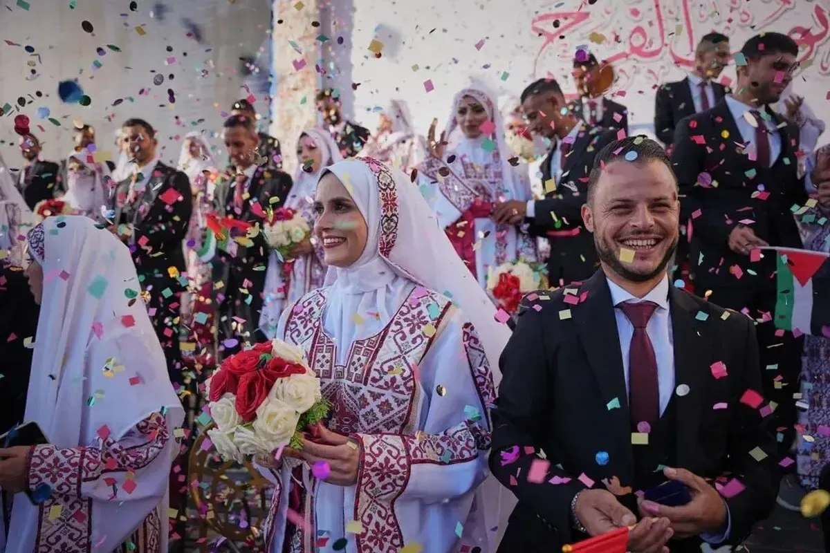 فیلم/ رقص داماد فلسطینی روی بیل مکانیکی در شهر غزه