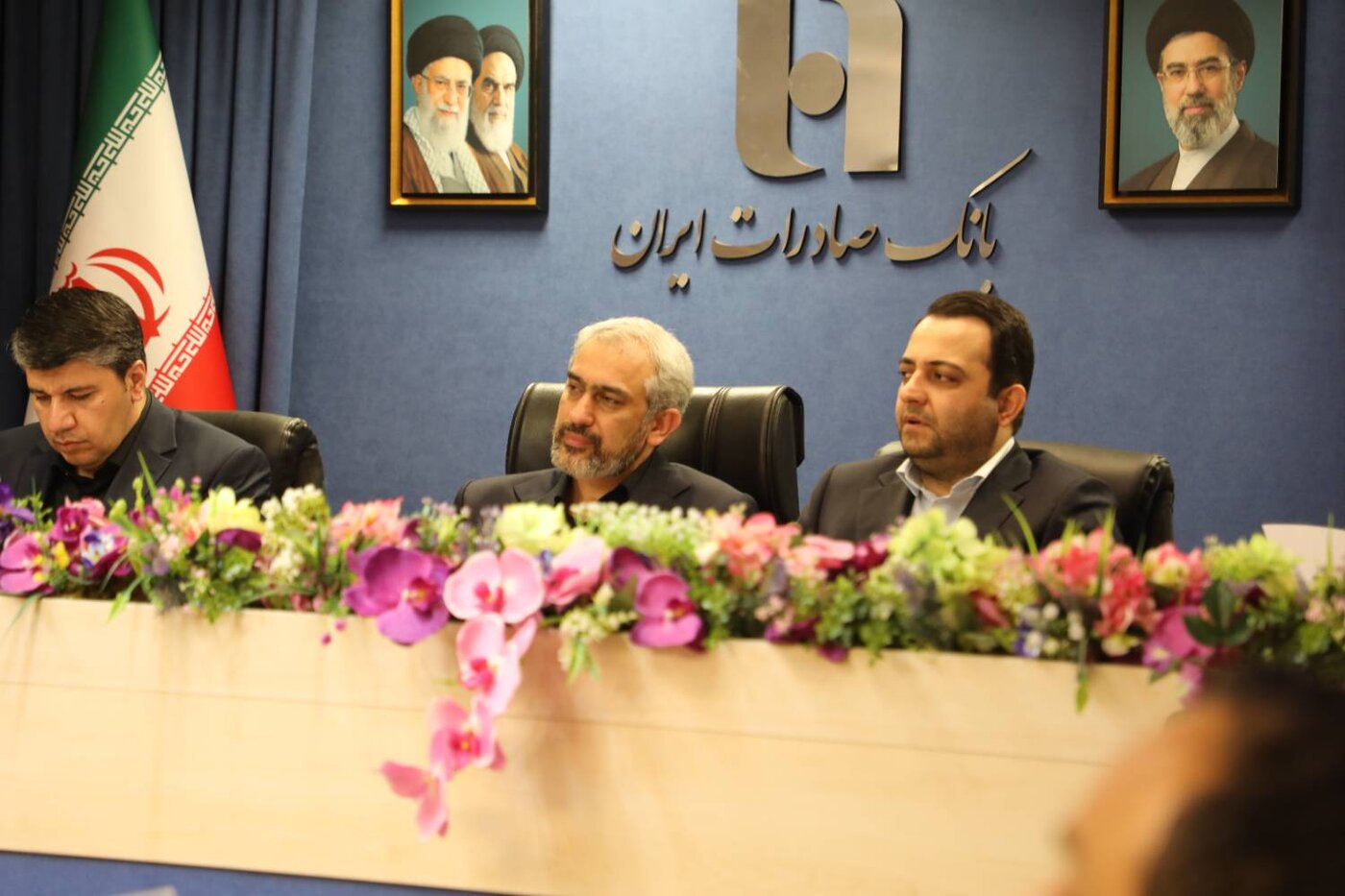 آیین تودیع ومعارفه مدیرعامل بانک صادرات با حضور وزیر اقتصاد برگزار شد آیین تودیع ومعارفه مدیرعامل بانک صادرات با حضور وزیر اقتصاد برگزار شد