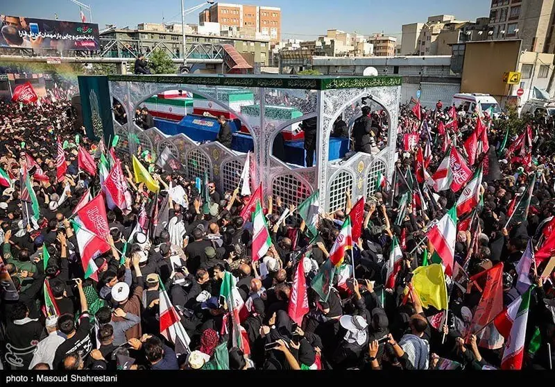 تصاویری از بدرقه رهبر شهید انقلاب در میان مردم
