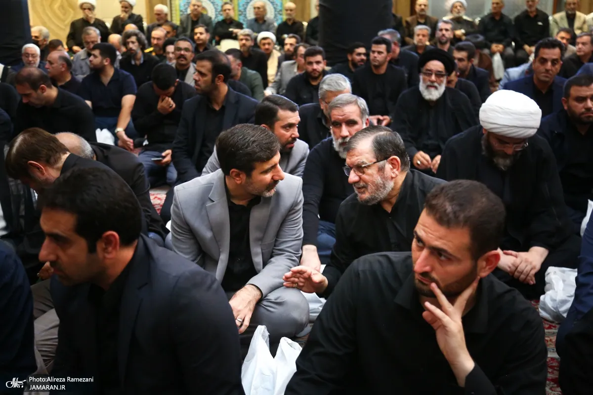 تصویر پربازدید از سه پسر رهبر انقلاب در یک مراسم