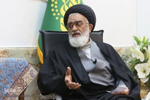 امام جمعه قم: با افرادی که حجابشان با کشف حجاب تفاوتی ندارد هم باید برخورد شود