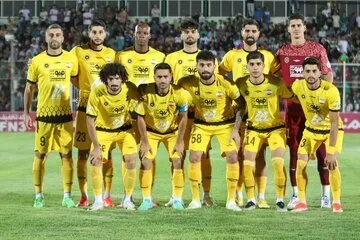 عکس / اعتراض به غیبت تماشاگران زن در بازی سپاهان