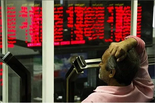 ریزش مشکوک بورس یا اصلاح طبیعی؟/ چه کسانی از افت بازار سرمایه سود می‌برند؟