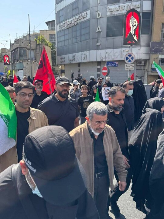 حضور محمود احمدی نژاد در مراسم تشییع رهبر شهید انقلاب