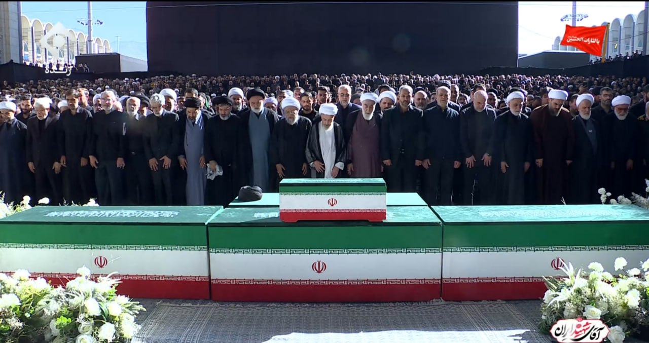 قابی متفاوت از لحظه آغاز اقامه نماز بر پیکر رهبر شهید انقلاب
