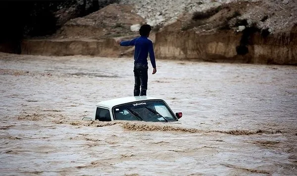 فیلم/ آبگرفتگی معابر شهر ایلام بر اثر شدت بارش باران