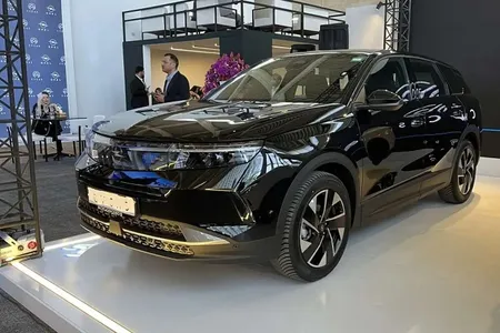 اوپل گرندلند هیبریدی در راه ایران؛ شاسی‌بلند آلمانی با مصرف ۵.۵ لیتر