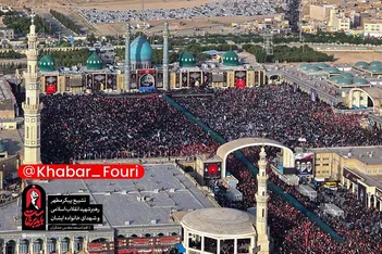 عکس/ وداع غم انگیز پدر شهید خردسال با دخترش در مسجد جمکران