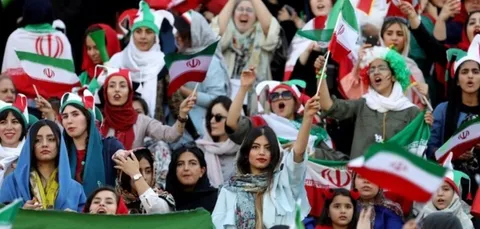 حضور زنان در بازی تیم ملی در ورزشگاه فولادشهر