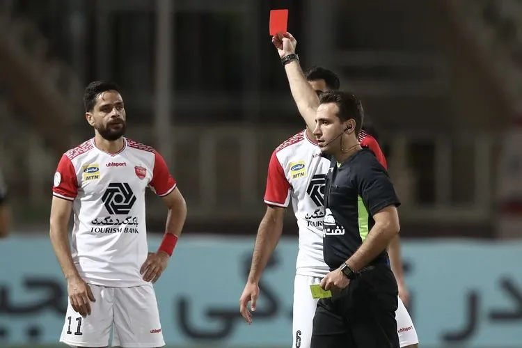 کارت قرمز هافبک پرسپولیس پاک نشد