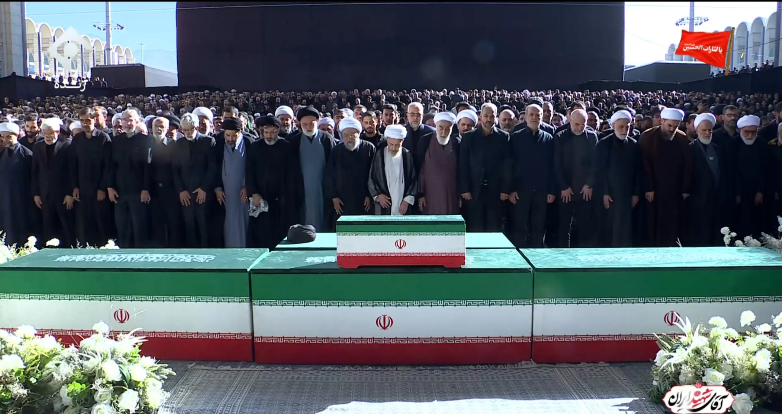 قابی از لحظهٔ آغاز اقامهٔ نماز بر پیکر رهبر شهید انقلاب قابی از لحظهٔ آغاز اقامهٔ نماز بر پیکر رهبر شهید انقلاب