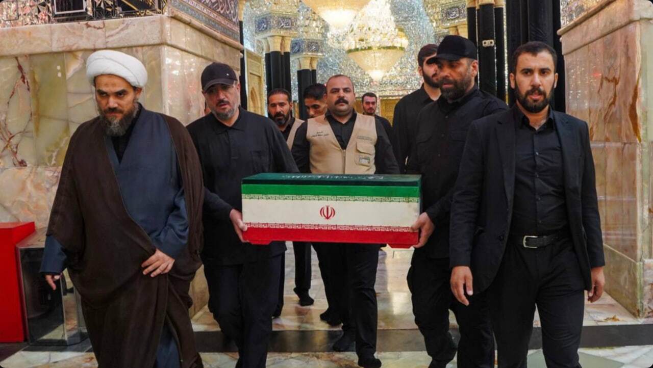 بوسه داماد رهبر شهید بر تابوت فرزند ۱۴ ماهه‌اش