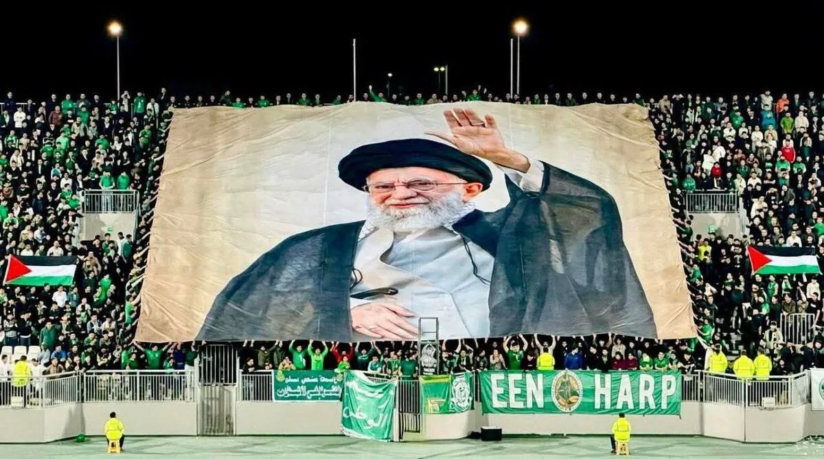 فیلم/ ادای احترام مرد عراقی در کربلا به رهبر شهید انقلاب