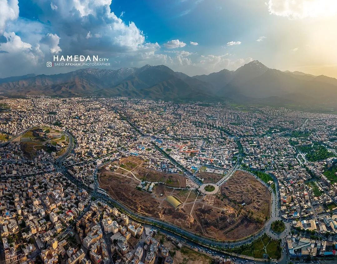 عکس/ زیبایی خاص هگمتانه هنگام غروب خورشید از فراز آسمان