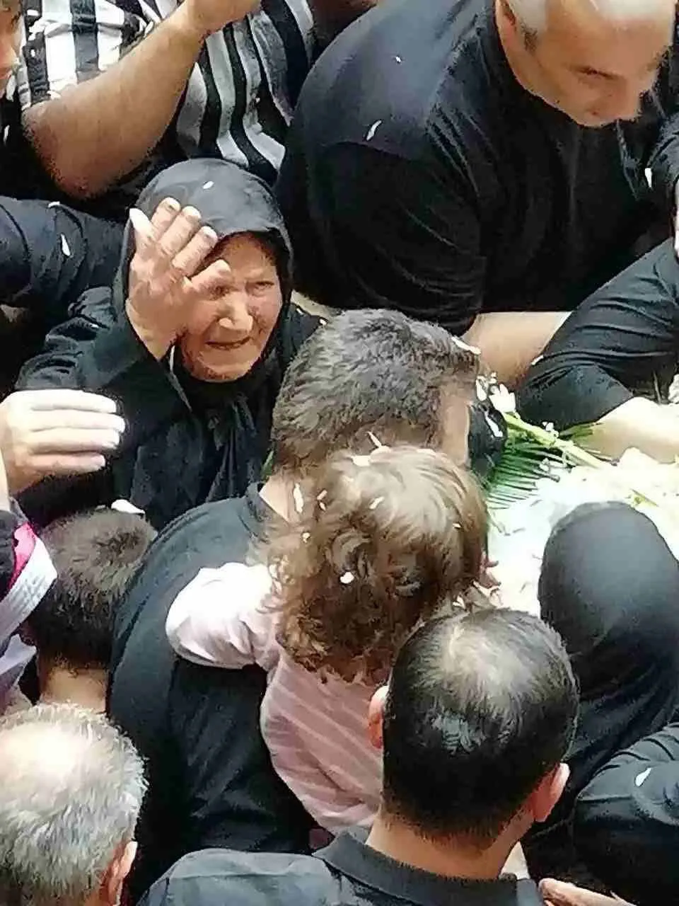 عکس / بی‌تابی‌های مادر خلبان بهروز قدیمی جلوی تابوت فرزندش