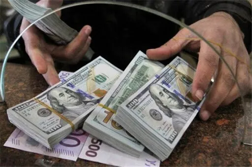معاون بانک مرکزی: دلار ۱۵ هزار تومانی در صورت صادرات ۲.۵ میلیون بشکه نفت