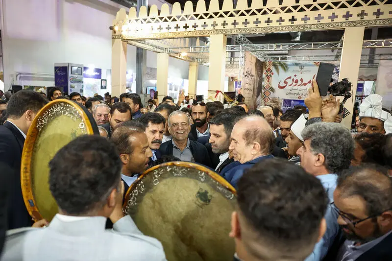 مسعود پزشکیان دور کرسی نشست