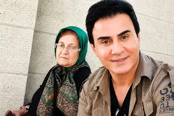 فیلم/جشن تولد دلگیر عمو پورنگ در کنار مزار مادرش