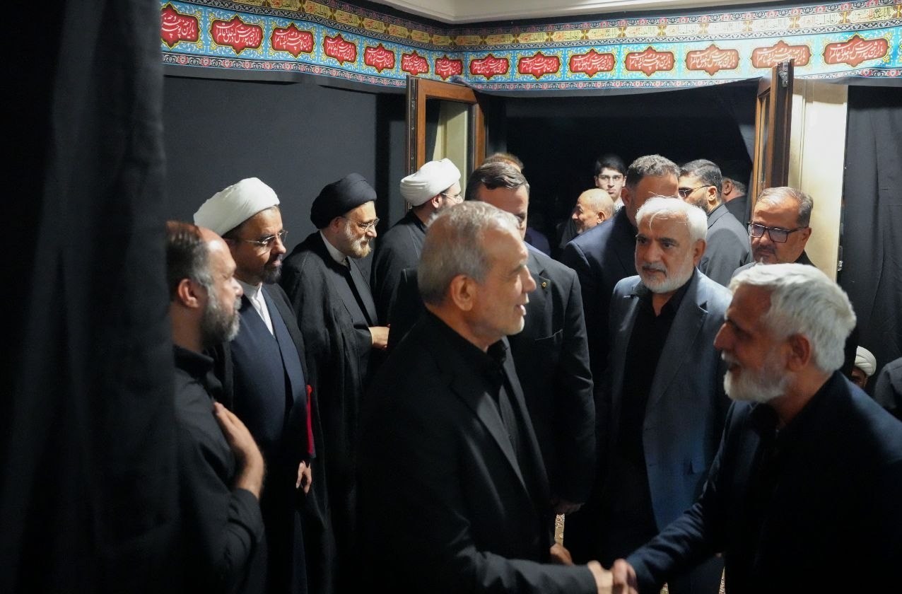 تصاویری از حضور پزشکیان در مراسم روضه خانگی شهید لاریجانی