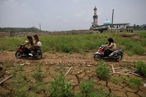روستای غرق‌شده از زیر آب بیرون آمد